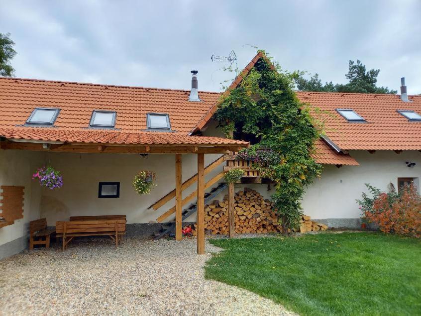 Apartman Na Farme U Koni Milesov Extérieur photo
