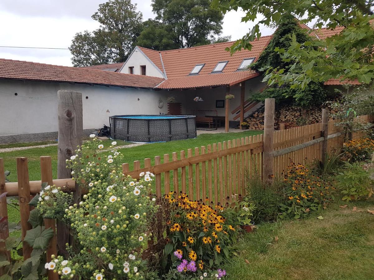 Apartman Na Farme U Koni Milesov Extérieur photo